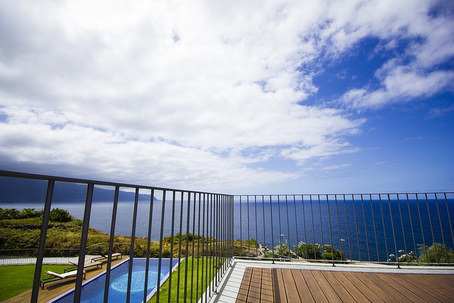 casa do miradouro zicht vanop het terras huurwoning villa luxe zwembad