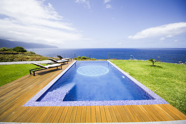 casa do miradouro view over pool and ocean